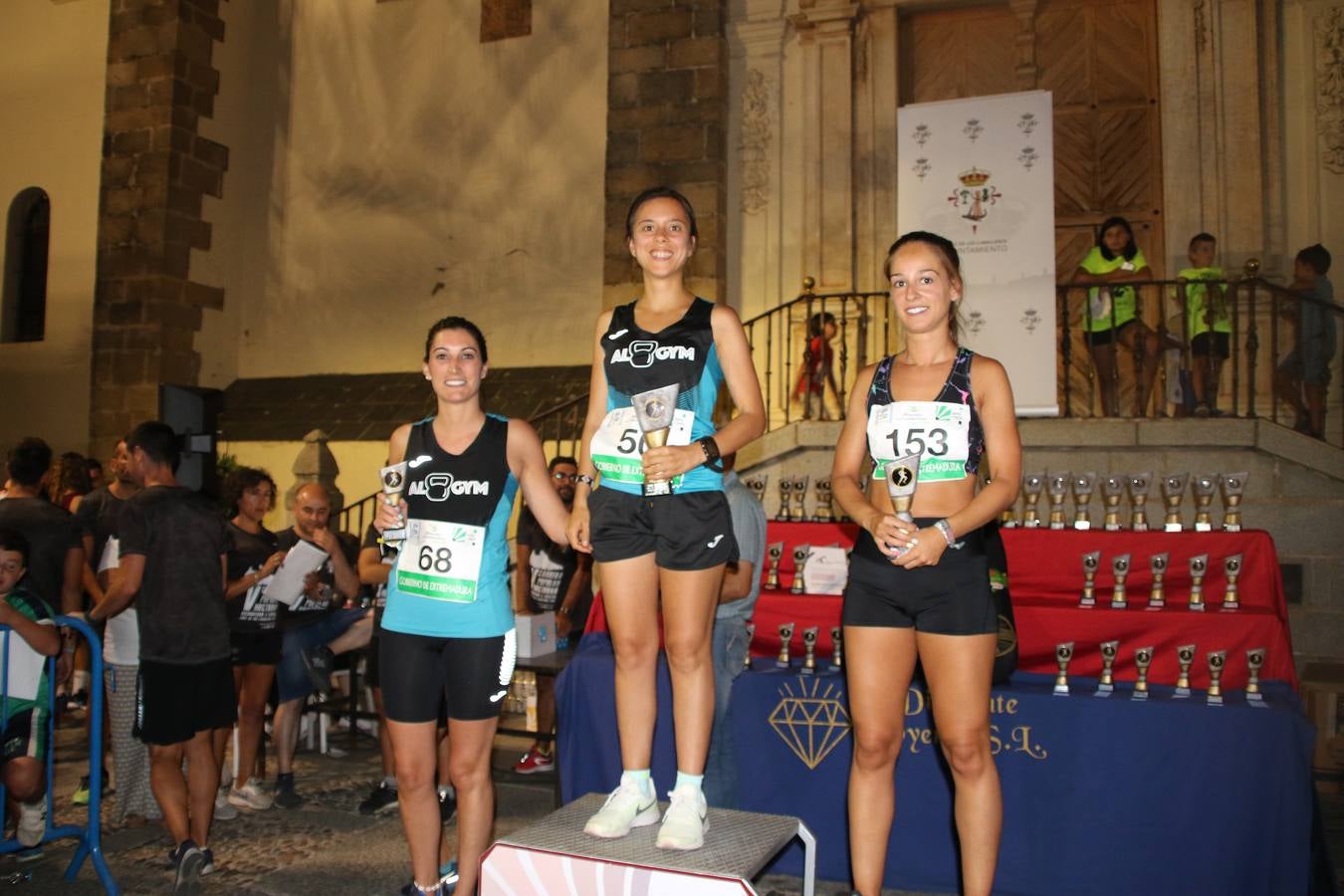 La Plaza de España de Jerez de los Caballeros acogió, ayer, la V Carrera Popular Nocturna 'Recorriendo el Medievo', organizada por el Ayuntamiento del municipio con la colaboración del Plan de Dinamización Deportiva de la Mancomunidad Sierra Suroeste. Las principales calles del municipio volvieron a convertirse en el mejor escenario para el desarrollo de esta prueba deportiva que, año tras año, se consolida como una de las citas más destacadas del calendario estival jerezano y en la que la solidaridad, también, está muy presente. Así, se lograron recaudar 153 kilos y 22 euros que irán destinados al almacén de alimentos que gestiona la Asamblea local de Cruz Roja en el municipio.En esta edición, han participado unos 200 corredores de la localidad y alrededores, siendo Manuel Gómez Lucas y Tina María Ramos, vencedores de la clasificación general.