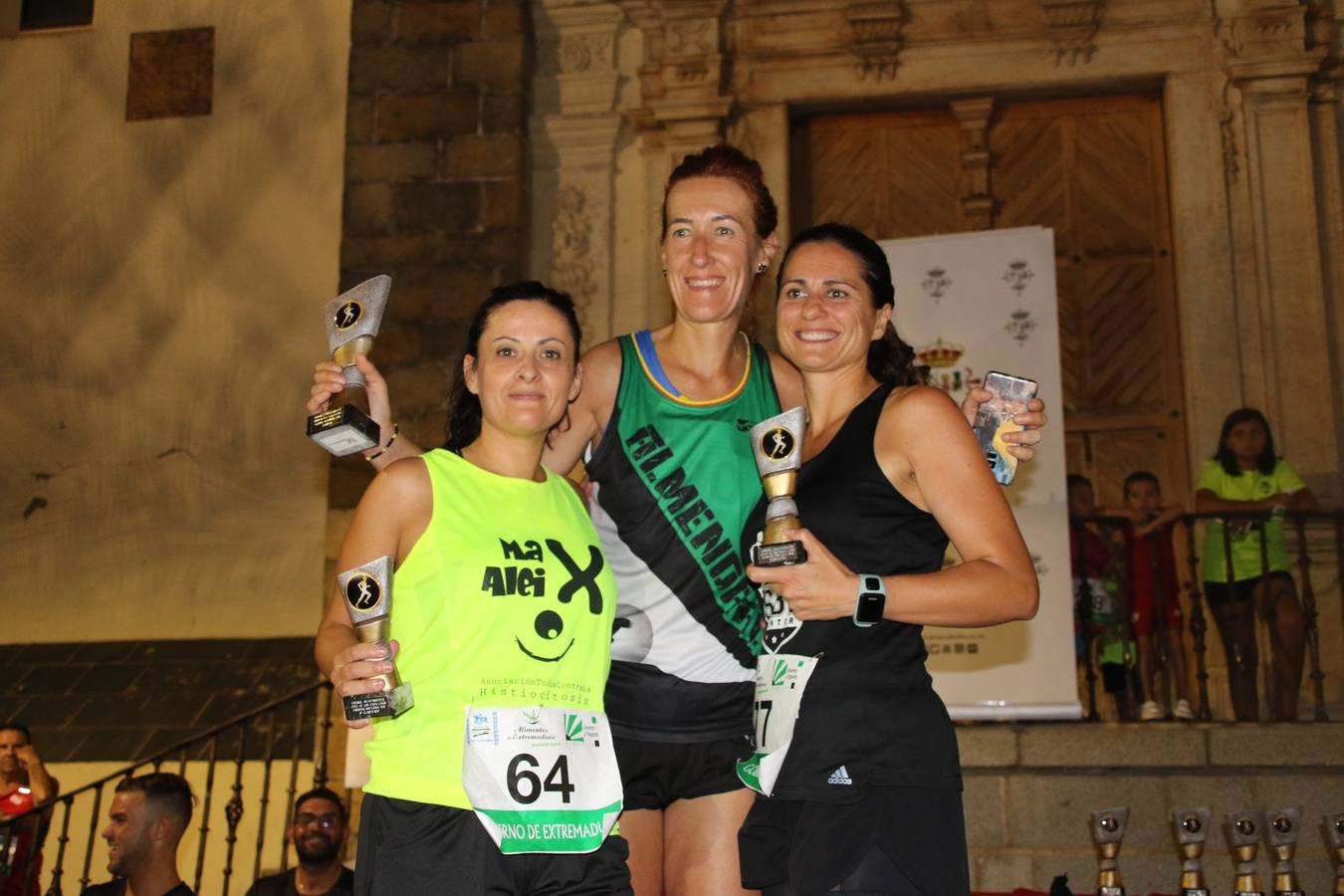 La Plaza de España de Jerez de los Caballeros acogió, ayer, la V Carrera Popular Nocturna 'Recorriendo el Medievo', organizada por el Ayuntamiento del municipio con la colaboración del Plan de Dinamización Deportiva de la Mancomunidad Sierra Suroeste. Las principales calles del municipio volvieron a convertirse en el mejor escenario para el desarrollo de esta prueba deportiva que, año tras año, se consolida como una de las citas más destacadas del calendario estival jerezano y en la que la solidaridad, también, está muy presente. Así, se lograron recaudar 153 kilos y 22 euros que irán destinados al almacén de alimentos que gestiona la Asamblea local de Cruz Roja en el municipio.En esta edición, han participado unos 200 corredores de la localidad y alrededores, siendo Manuel Gómez Lucas y Tina María Ramos, vencedores de la clasificación general.