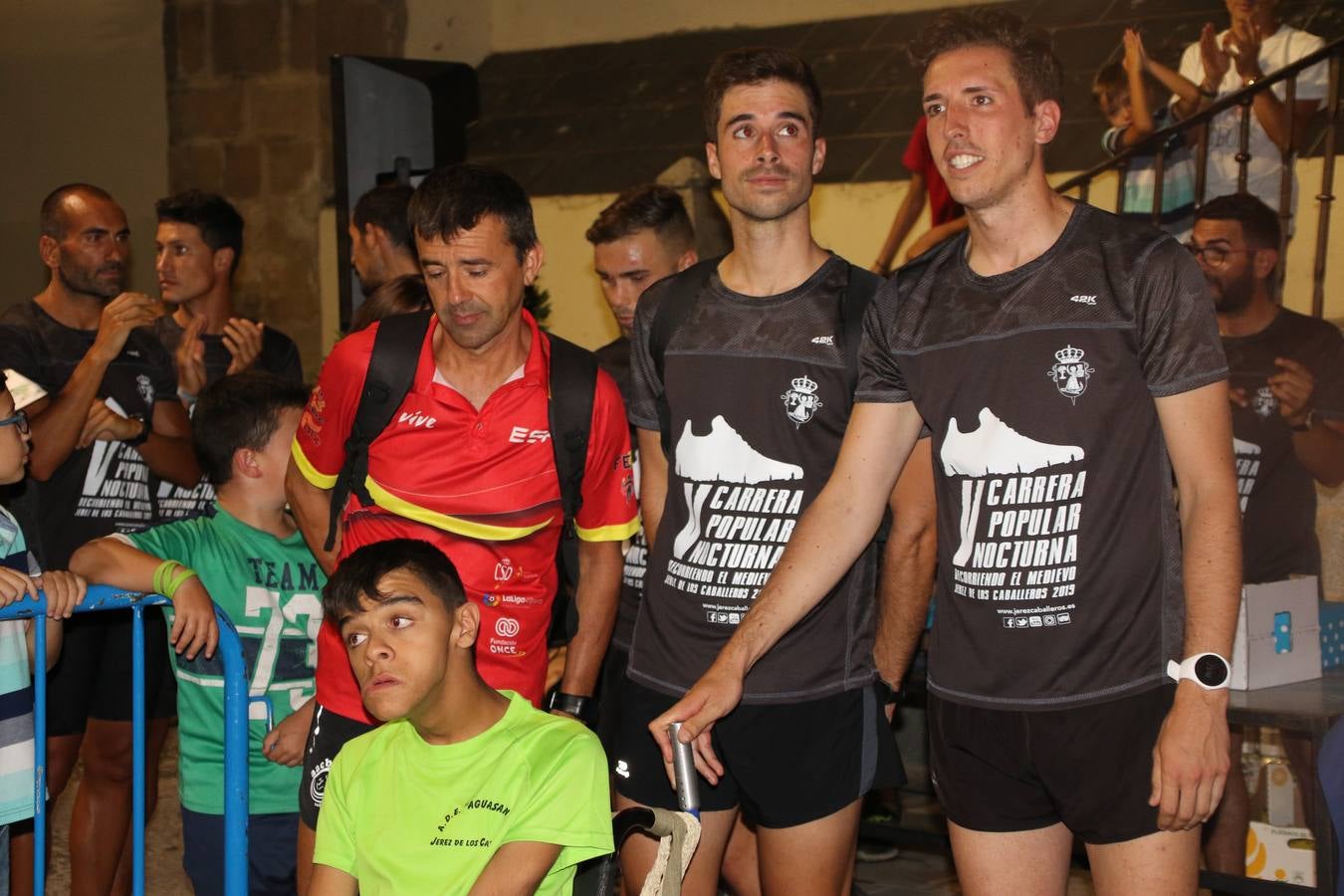 La Plaza de España de Jerez de los Caballeros acogió, ayer, la V Carrera Popular Nocturna 'Recorriendo el Medievo', organizada por el Ayuntamiento del municipio con la colaboración del Plan de Dinamización Deportiva de la Mancomunidad Sierra Suroeste. Las principales calles del municipio volvieron a convertirse en el mejor escenario para el desarrollo de esta prueba deportiva que, año tras año, se consolida como una de las citas más destacadas del calendario estival jerezano y en la que la solidaridad, también, está muy presente. Así, se lograron recaudar 153 kilos y 22 euros que irán destinados al almacén de alimentos que gestiona la Asamblea local de Cruz Roja en el municipio.En esta edición, han participado unos 200 corredores de la localidad y alrededores, siendo Manuel Gómez Lucas y Tina María Ramos, vencedores de la clasificación general.