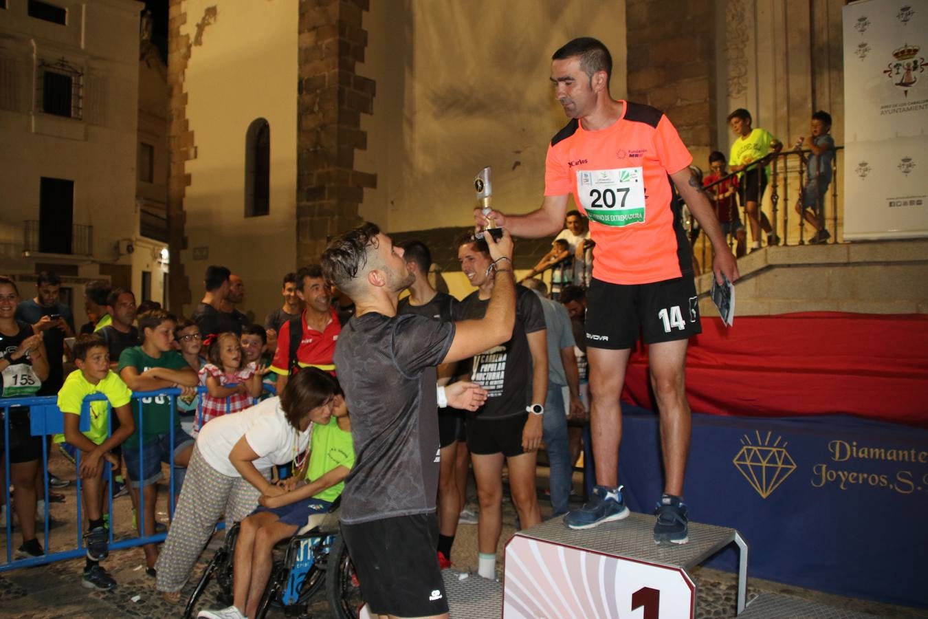 La Plaza de España de Jerez de los Caballeros acogió, ayer, la V Carrera Popular Nocturna 'Recorriendo el Medievo', organizada por el Ayuntamiento del municipio con la colaboración del Plan de Dinamización Deportiva de la Mancomunidad Sierra Suroeste. Las principales calles del municipio volvieron a convertirse en el mejor escenario para el desarrollo de esta prueba deportiva que, año tras año, se consolida como una de las citas más destacadas del calendario estival jerezano y en la que la solidaridad, también, está muy presente. Así, se lograron recaudar 153 kilos y 22 euros que irán destinados al almacén de alimentos que gestiona la Asamblea local de Cruz Roja en el municipio.En esta edición, han participado unos 200 corredores de la localidad y alrededores, siendo Manuel Gómez Lucas y Tina María Ramos, vencedores de la clasificación general.