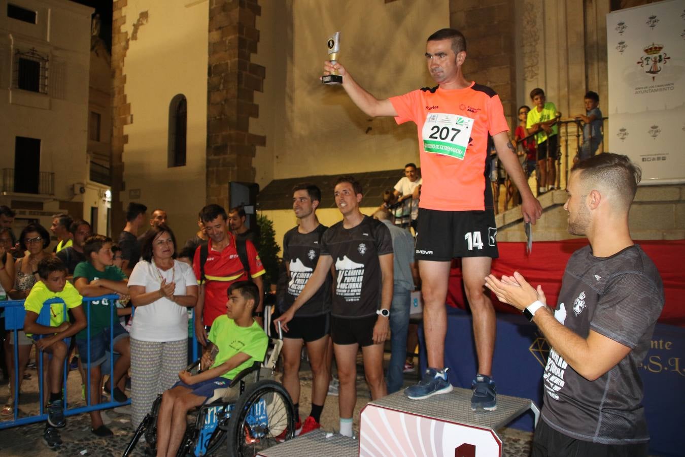 La Plaza de España de Jerez de los Caballeros acogió, ayer, la V Carrera Popular Nocturna 'Recorriendo el Medievo', organizada por el Ayuntamiento del municipio con la colaboración del Plan de Dinamización Deportiva de la Mancomunidad Sierra Suroeste. Las principales calles del municipio volvieron a convertirse en el mejor escenario para el desarrollo de esta prueba deportiva que, año tras año, se consolida como una de las citas más destacadas del calendario estival jerezano y en la que la solidaridad, también, está muy presente. Así, se lograron recaudar 153 kilos y 22 euros que irán destinados al almacén de alimentos que gestiona la Asamblea local de Cruz Roja en el municipio.En esta edición, han participado unos 200 corredores de la localidad y alrededores, siendo Manuel Gómez Lucas y Tina María Ramos, vencedores de la clasificación general.