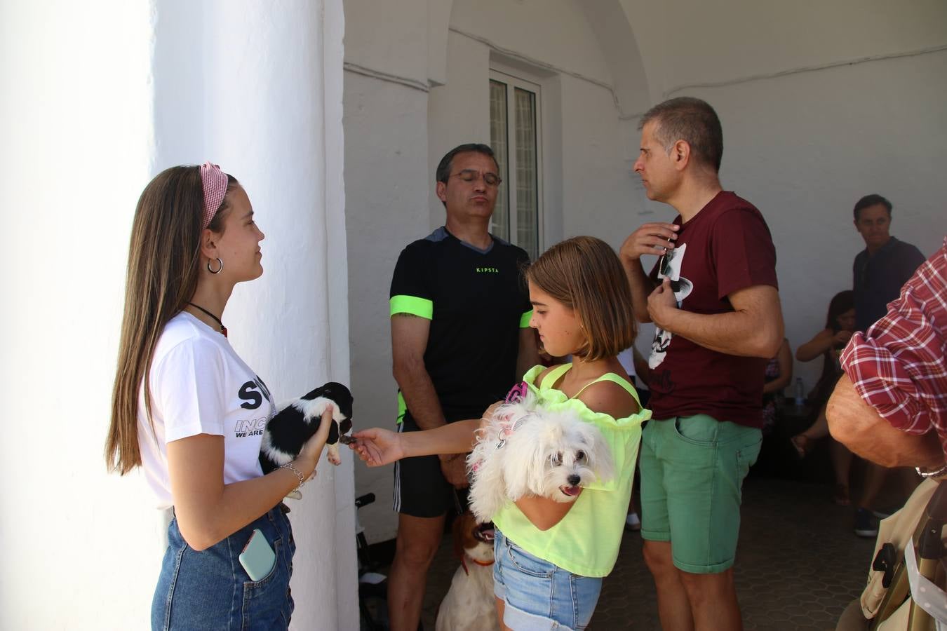 El popular barrio de 'San Roque' ha acogido, esta mañana, la primera jornada de su tradicional «velá». La cita ha comenzado con el despertar del barrio con repiques de campana y ha continuado con la tradicional ceremonia de la bendición de animales, los juegos infantiles, una gran tómbola y la fiesta de la espuma. 