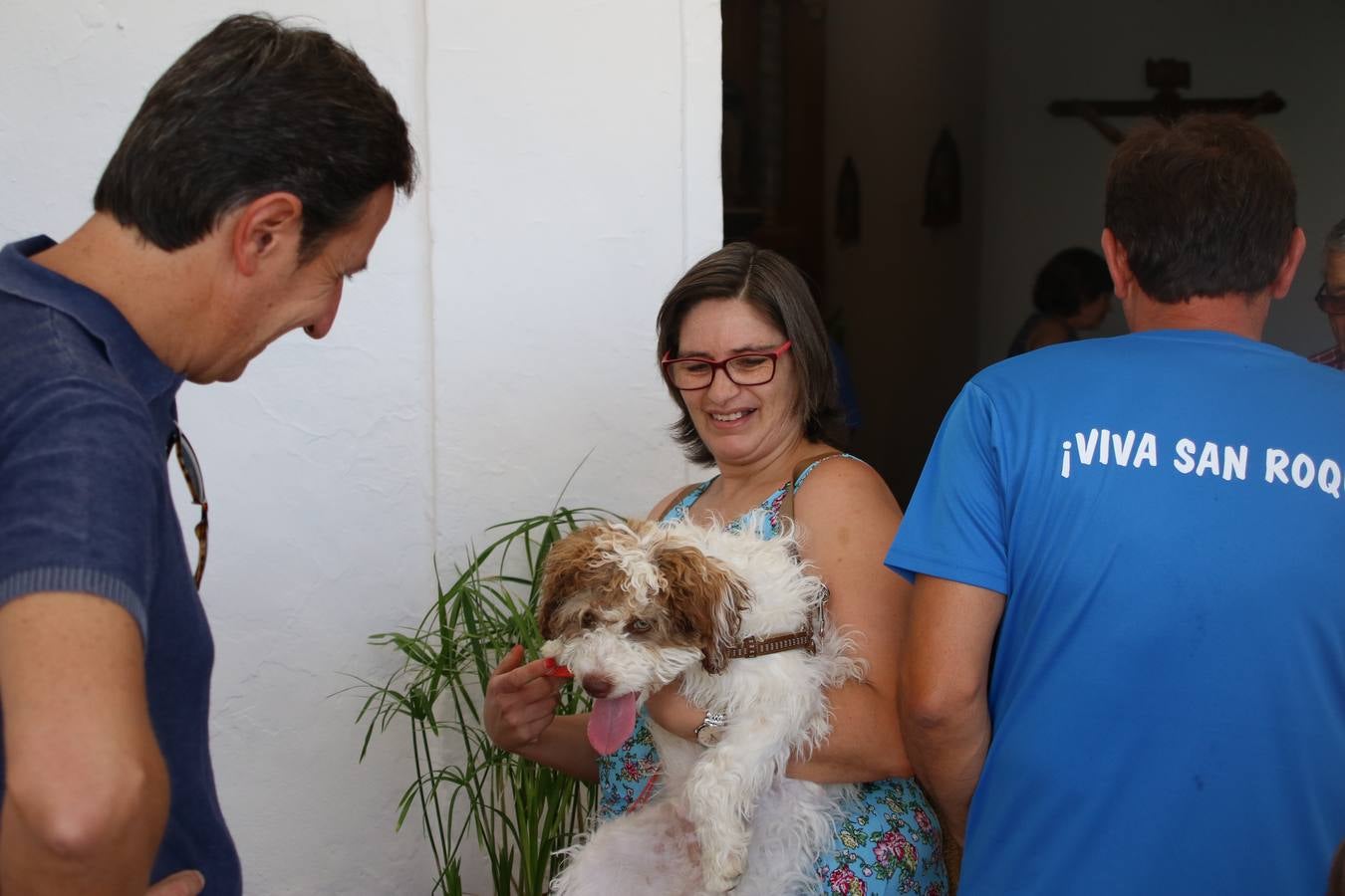 El popular barrio de 'San Roque' ha acogido, esta mañana, la primera jornada de su tradicional «velá». La cita ha comenzado con el despertar del barrio con repiques de campana y ha continuado con la tradicional ceremonia de la bendición de animales, los juegos infantiles, una gran tómbola y la fiesta de la espuma. 