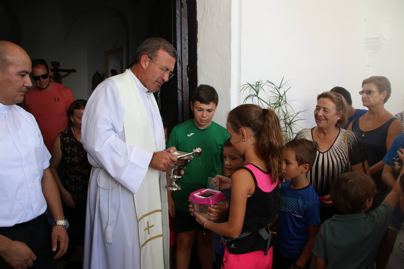 El popular barrio de 'San Roque' ha acogido, esta mañana, la primera jornada de su tradicional «velá». La cita ha comenzado con el despertar del barrio con repiques de campana y ha continuado con la tradicional ceremonia de la bendición de animales, los juegos infantiles, una gran tómbola y la fiesta de la espuma. 