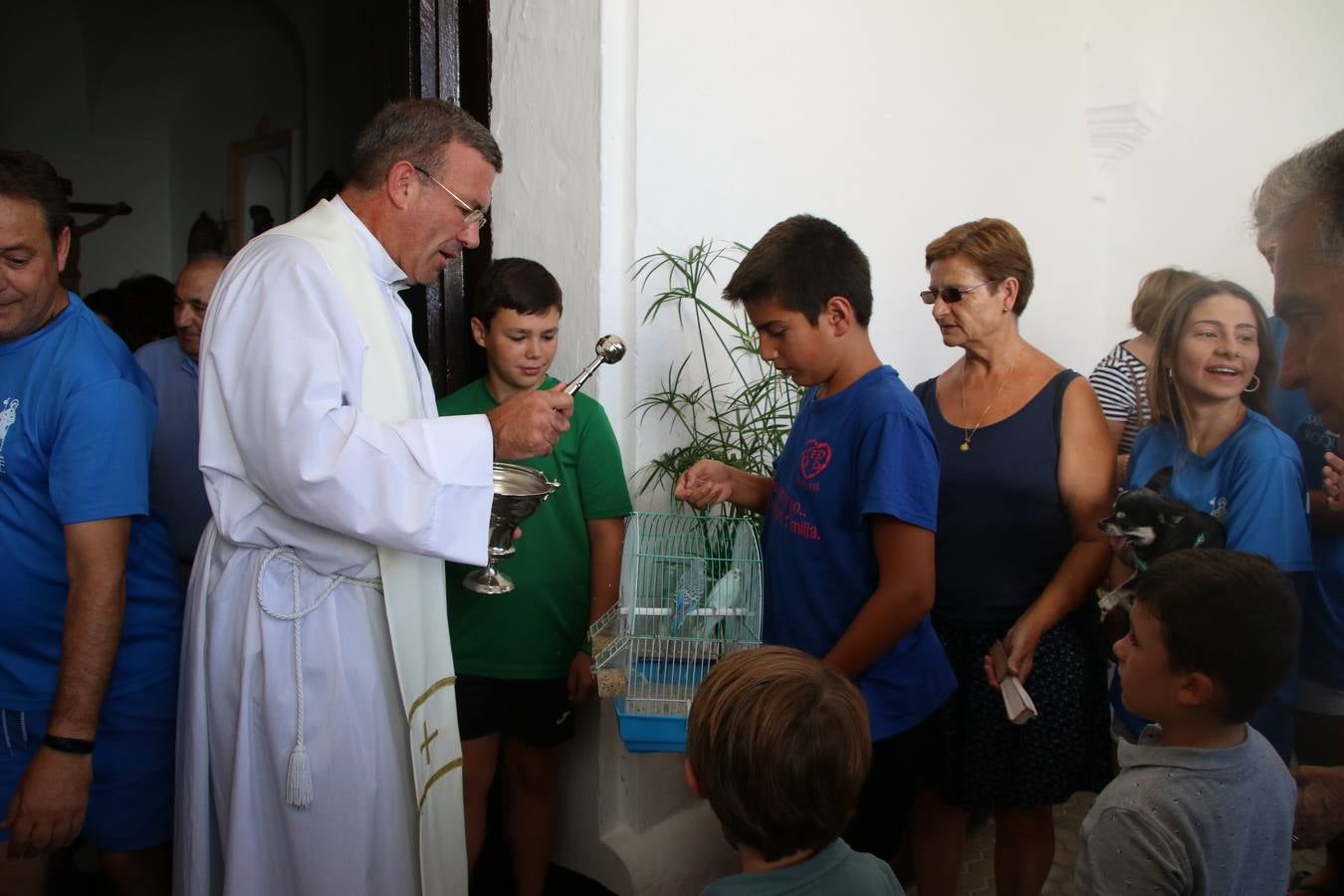 El popular barrio de 'San Roque' ha acogido, esta mañana, la primera jornada de su tradicional «velá». La cita ha comenzado con el despertar del barrio con repiques de campana y ha continuado con la tradicional ceremonia de la bendición de animales, los juegos infantiles, una gran tómbola y la fiesta de la espuma. 