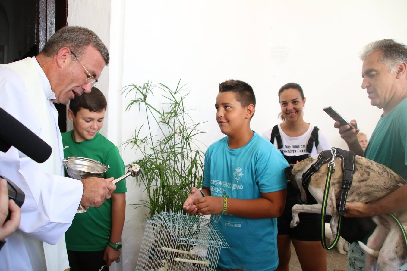 El popular barrio de 'San Roque' ha acogido, esta mañana, la primera jornada de su tradicional «velá». La cita ha comenzado con el despertar del barrio con repiques de campana y ha continuado con la tradicional ceremonia de la bendición de animales, los juegos infantiles, una gran tómbola y la fiesta de la espuma. 