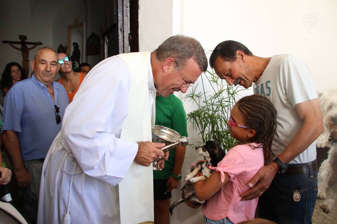 El popular barrio de 'San Roque' ha acogido, esta mañana, la primera jornada de su tradicional «velá». La cita ha comenzado con el despertar del barrio con repiques de campana y ha continuado con la tradicional ceremonia de la bendición de animales, los juegos infantiles, una gran tómbola y la fiesta de la espuma. 