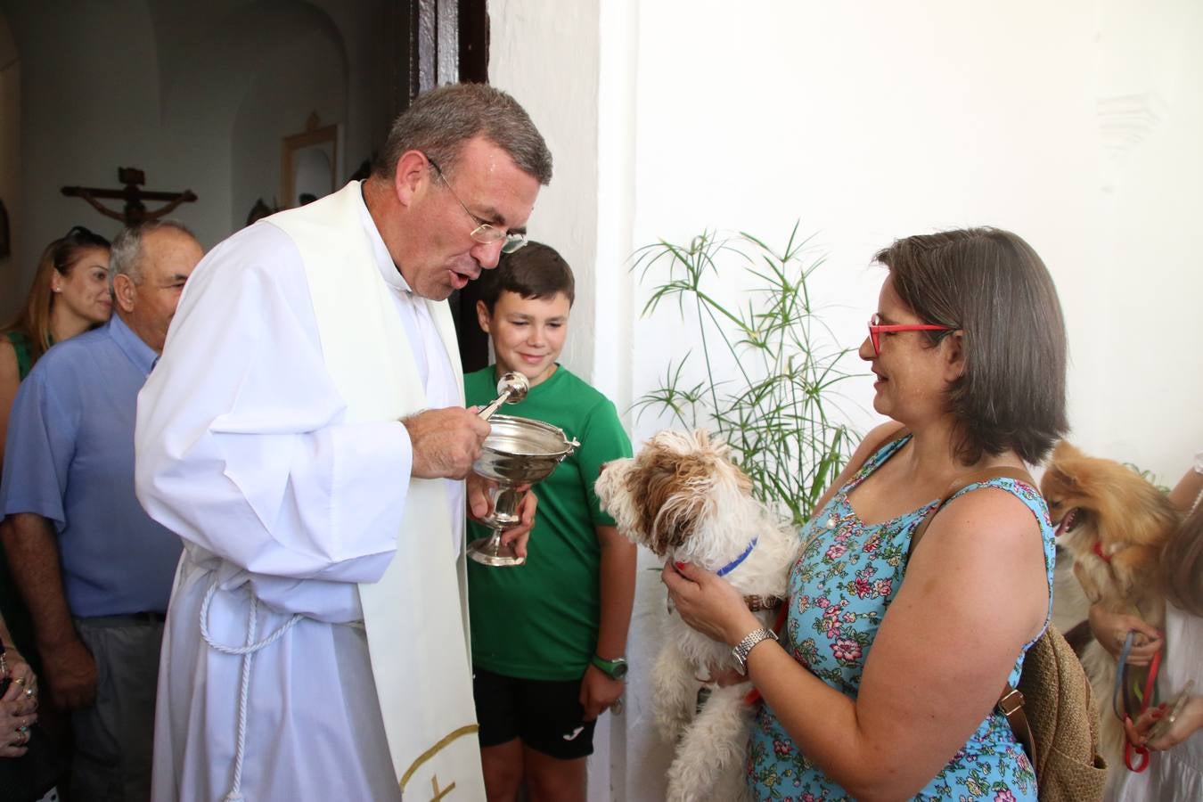 El popular barrio de 'San Roque' ha acogido, esta mañana, la primera jornada de su tradicional «velá». La cita ha comenzado con el despertar del barrio con repiques de campana y ha continuado con la tradicional ceremonia de la bendición de animales, los juegos infantiles, una gran tómbola y la fiesta de la espuma. 