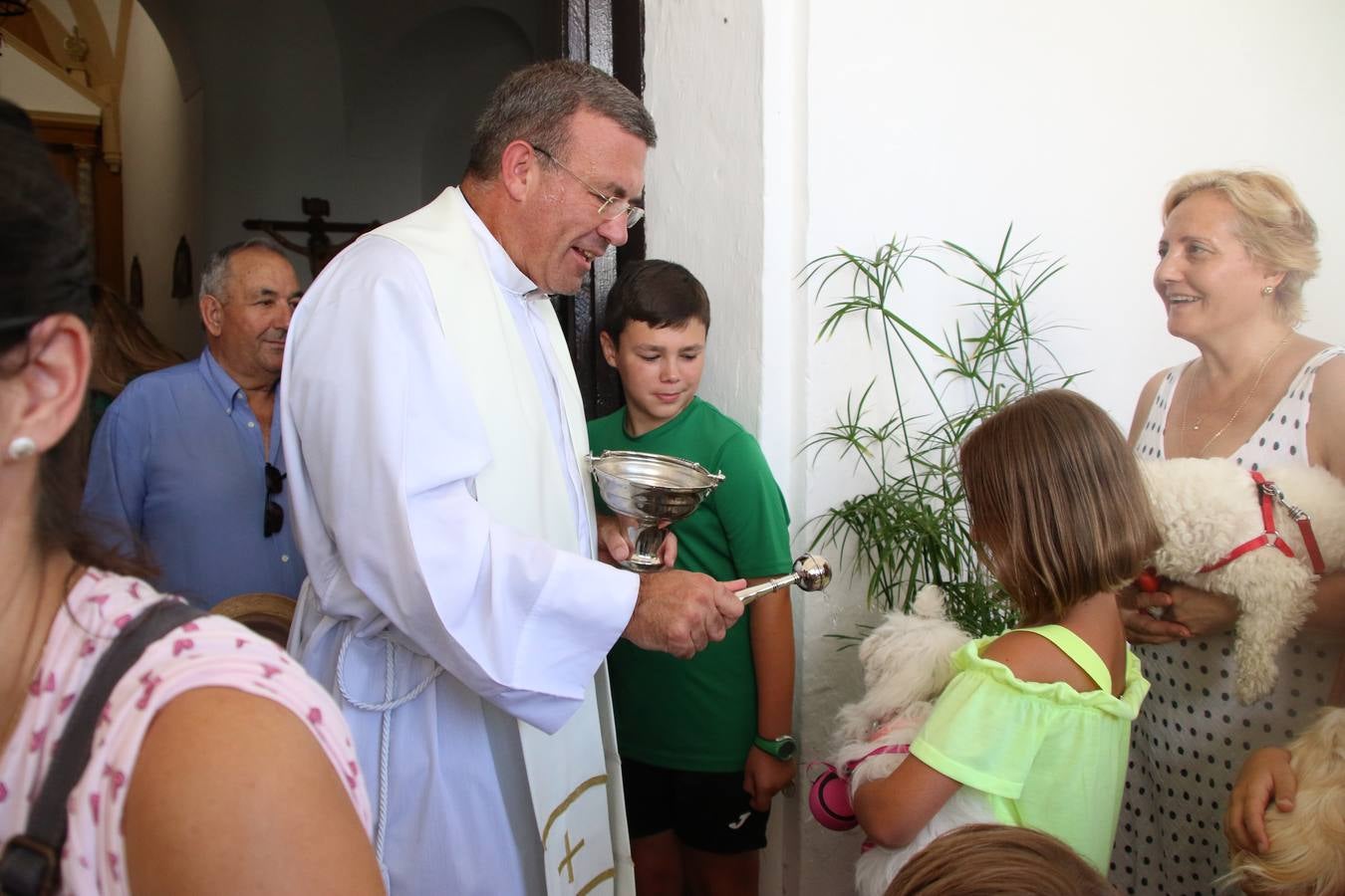 El popular barrio de 'San Roque' ha acogido, esta mañana, la primera jornada de su tradicional «velá». La cita ha comenzado con el despertar del barrio con repiques de campana y ha continuado con la tradicional ceremonia de la bendición de animales, los juegos infantiles, una gran tómbola y la fiesta de la espuma. 