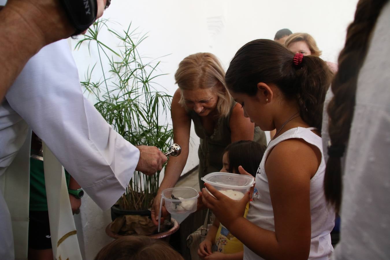 El popular barrio de 'San Roque' ha acogido, esta mañana, la primera jornada de su tradicional «velá». La cita ha comenzado con el despertar del barrio con repiques de campana y ha continuado con la tradicional ceremonia de la bendición de animales, los juegos infantiles, una gran tómbola y la fiesta de la espuma. 