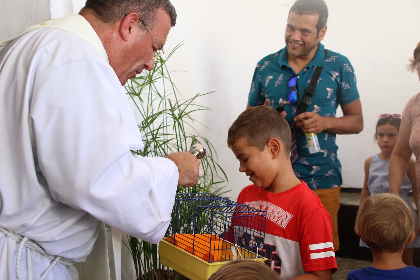 El popular barrio de 'San Roque' ha acogido, esta mañana, la primera jornada de su tradicional «velá». La cita ha comenzado con el despertar del barrio con repiques de campana y ha continuado con la tradicional ceremonia de la bendición de animales, los juegos infantiles, una gran tómbola y la fiesta de la espuma. 