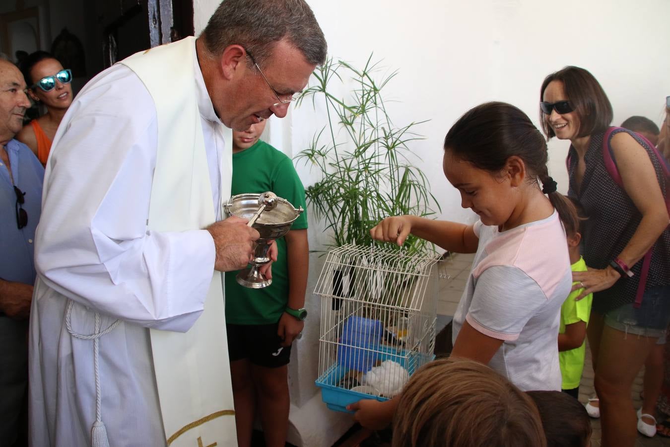 El popular barrio de 'San Roque' ha acogido, esta mañana, la primera jornada de su tradicional «velá». La cita ha comenzado con el despertar del barrio con repiques de campana y ha continuado con la tradicional ceremonia de la bendición de animales, los juegos infantiles, una gran tómbola y la fiesta de la espuma. 