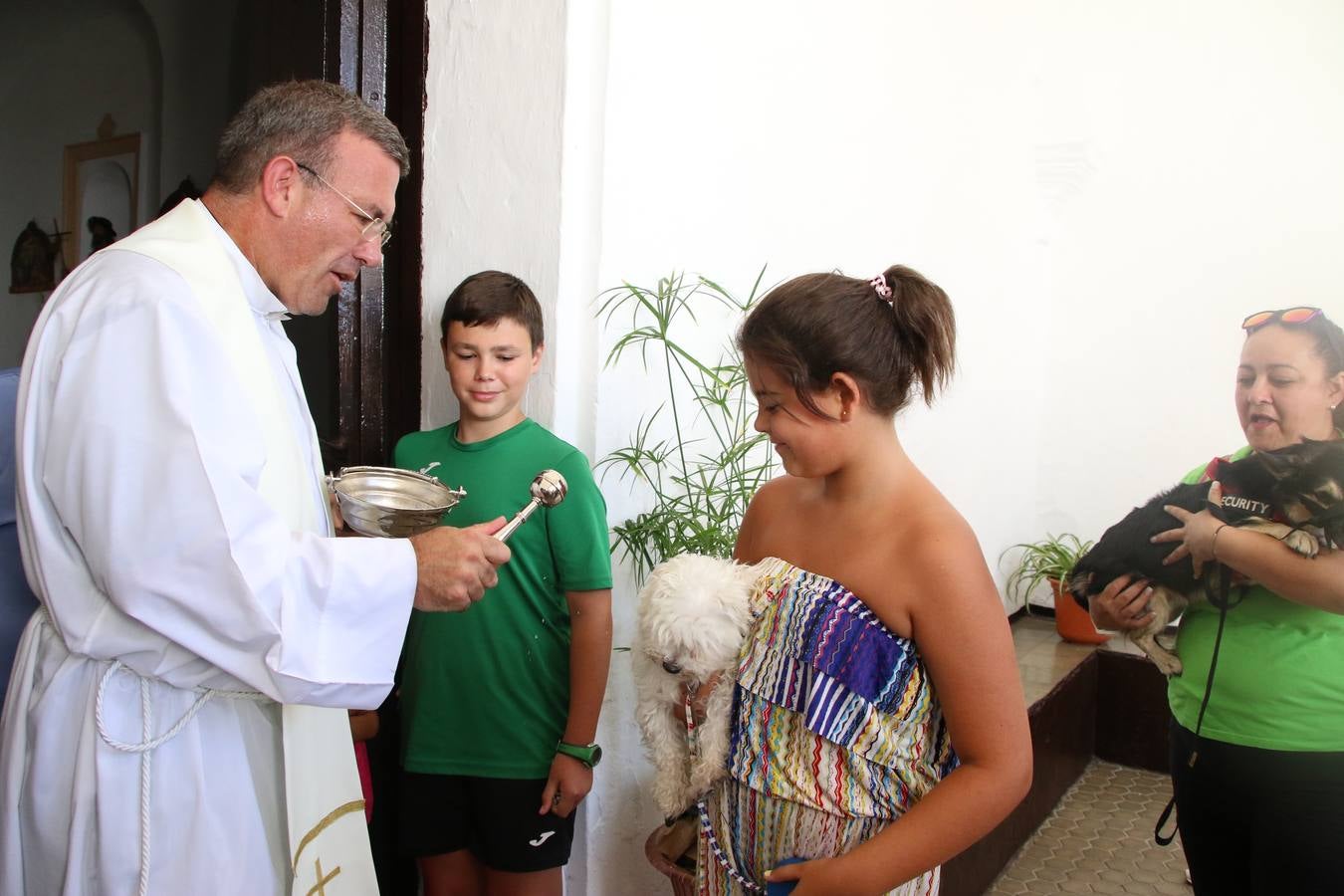 El popular barrio de 'San Roque' ha acogido, esta mañana, la primera jornada de su tradicional «velá». La cita ha comenzado con el despertar del barrio con repiques de campana y ha continuado con la tradicional ceremonia de la bendición de animales, los juegos infantiles, una gran tómbola y la fiesta de la espuma. 