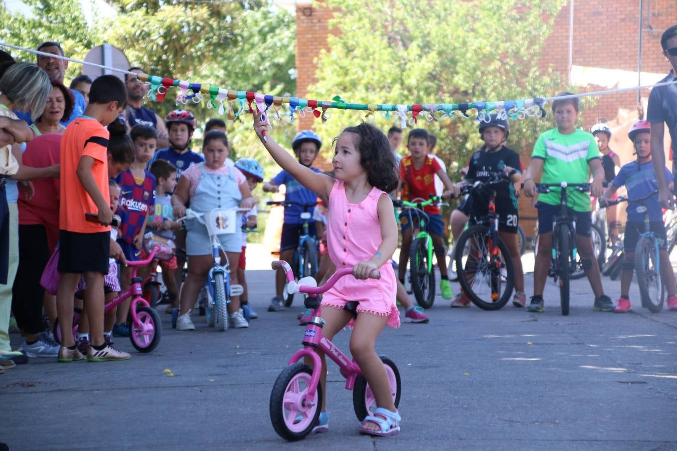 El popular barrio de 'San Roque' ha acogido, esta mañana, la primera jornada de su tradicional «velá». La cita ha comenzado con el despertar del barrio con repiques de campana y ha continuado con la tradicional ceremonia de la bendición de animales, los juegos infantiles, una gran tómbola y la fiesta de la espuma. 