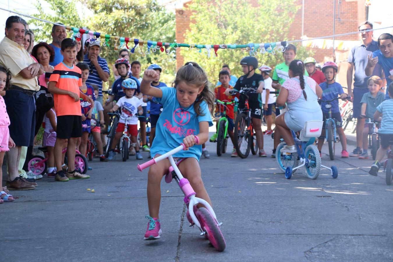 El popular barrio de 'San Roque' ha acogido, esta mañana, la primera jornada de su tradicional «velá». La cita ha comenzado con el despertar del barrio con repiques de campana y ha continuado con la tradicional ceremonia de la bendición de animales, los juegos infantiles, una gran tómbola y la fiesta de la espuma. 