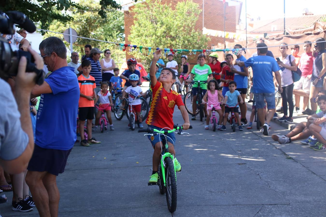 El popular barrio de 'San Roque' ha acogido, esta mañana, la primera jornada de su tradicional «velá». La cita ha comenzado con el despertar del barrio con repiques de campana y ha continuado con la tradicional ceremonia de la bendición de animales, los juegos infantiles, una gran tómbola y la fiesta de la espuma. 