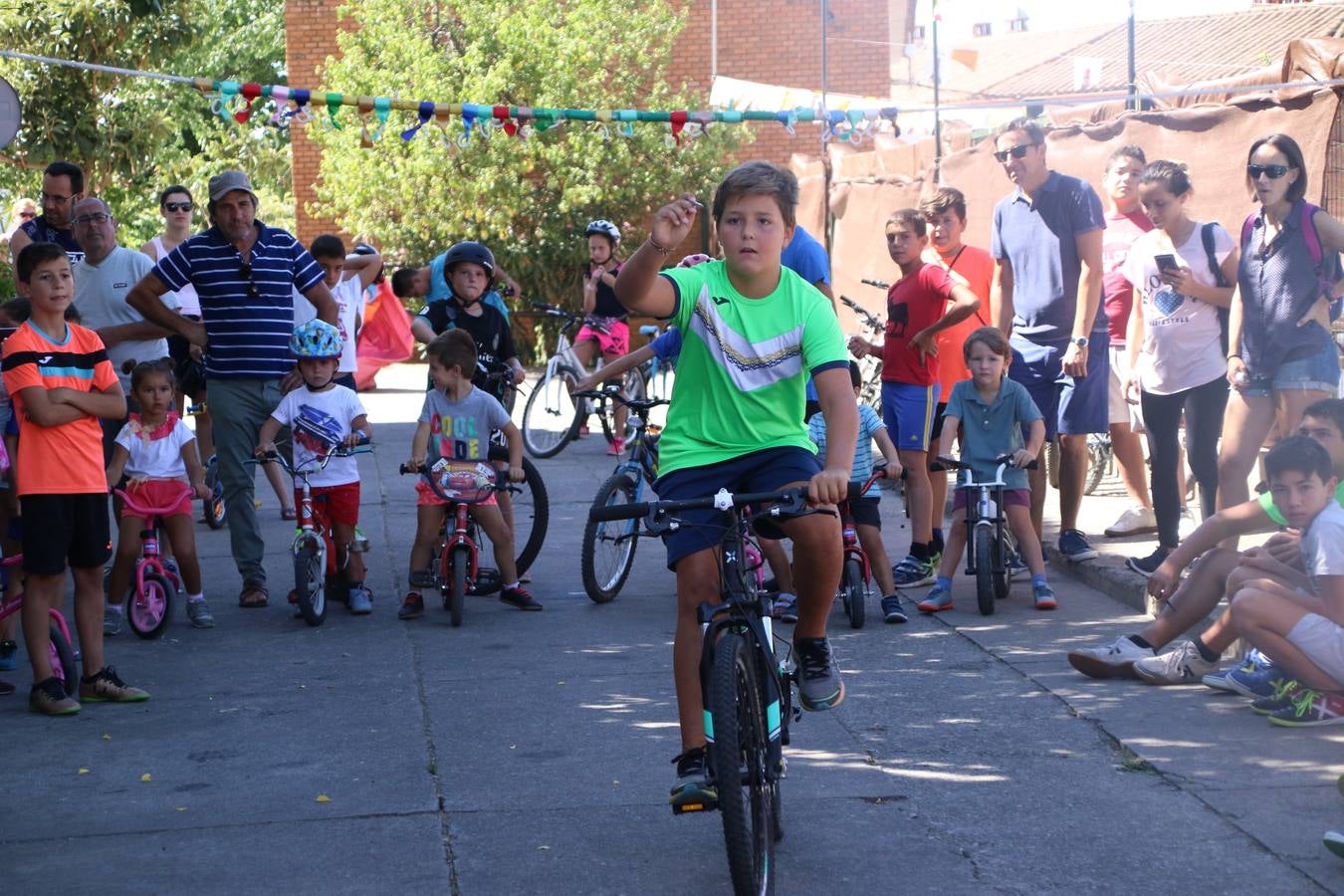 El popular barrio de 'San Roque' ha acogido, esta mañana, la primera jornada de su tradicional «velá». La cita ha comenzado con el despertar del barrio con repiques de campana y ha continuado con la tradicional ceremonia de la bendición de animales, los juegos infantiles, una gran tómbola y la fiesta de la espuma. 