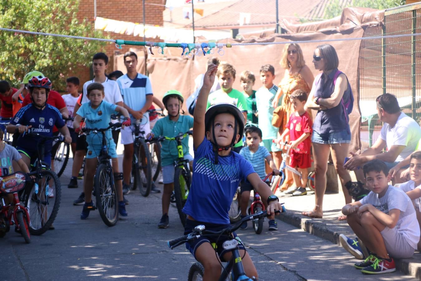El popular barrio de 'San Roque' ha acogido, esta mañana, la primera jornada de su tradicional «velá». La cita ha comenzado con el despertar del barrio con repiques de campana y ha continuado con la tradicional ceremonia de la bendición de animales, los juegos infantiles, una gran tómbola y la fiesta de la espuma. 