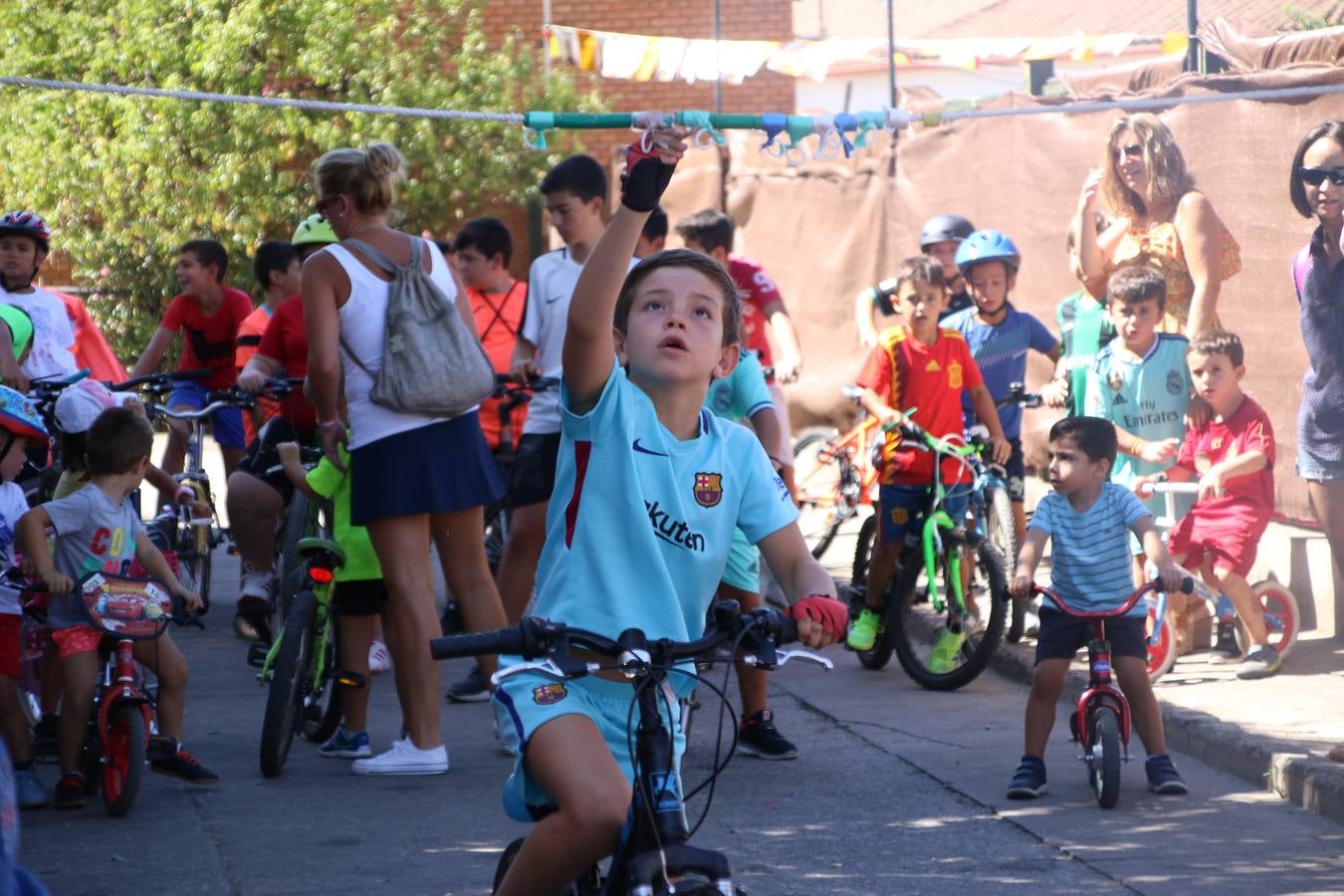 El popular barrio de 'San Roque' ha acogido, esta mañana, la primera jornada de su tradicional «velá». La cita ha comenzado con el despertar del barrio con repiques de campana y ha continuado con la tradicional ceremonia de la bendición de animales, los juegos infantiles, una gran tómbola y la fiesta de la espuma. 