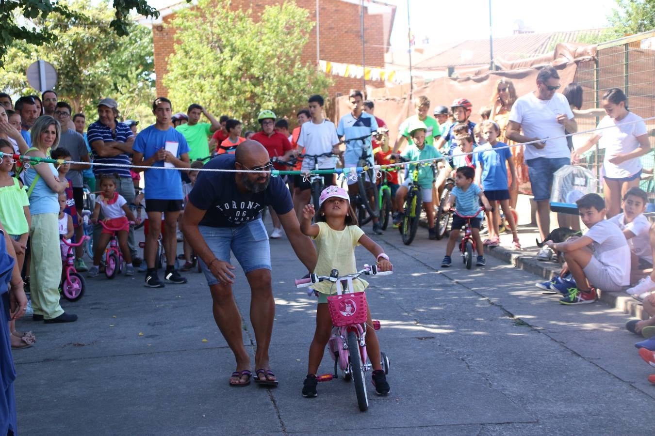 El popular barrio de 'San Roque' ha acogido, esta mañana, la primera jornada de su tradicional «velá». La cita ha comenzado con el despertar del barrio con repiques de campana y ha continuado con la tradicional ceremonia de la bendición de animales, los juegos infantiles, una gran tómbola y la fiesta de la espuma. 