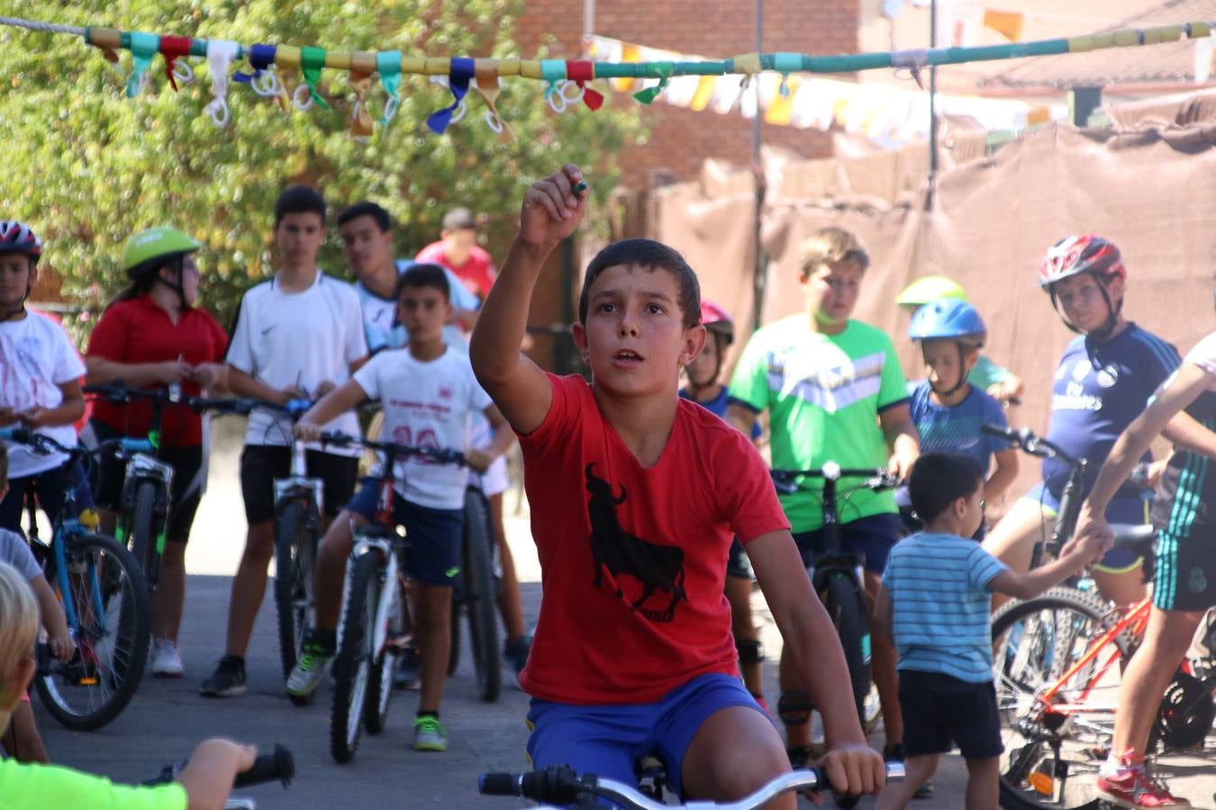 El popular barrio de 'San Roque' ha acogido, esta mañana, la primera jornada de su tradicional «velá». La cita ha comenzado con el despertar del barrio con repiques de campana y ha continuado con la tradicional ceremonia de la bendición de animales, los juegos infantiles, una gran tómbola y la fiesta de la espuma. 