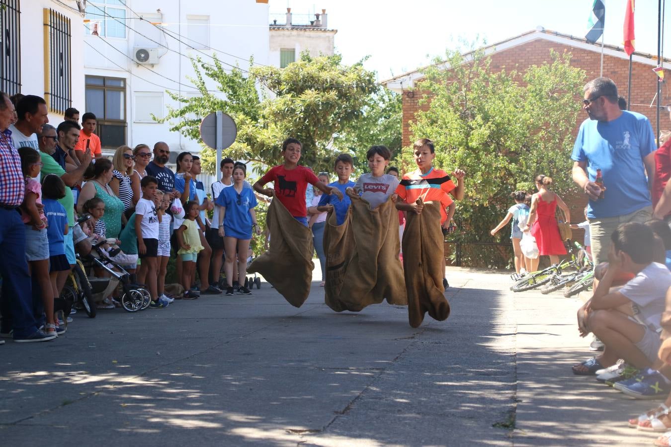El popular barrio de 'San Roque' ha acogido, esta mañana, la primera jornada de su tradicional «velá». La cita ha comenzado con el despertar del barrio con repiques de campana y ha continuado con la tradicional ceremonia de la bendición de animales, los juegos infantiles, una gran tómbola y la fiesta de la espuma. 