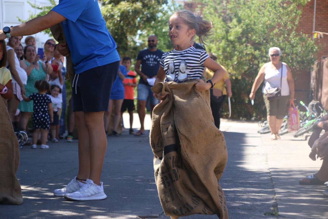El popular barrio de 'San Roque' ha acogido, esta mañana, la primera jornada de su tradicional «velá». La cita ha comenzado con el despertar del barrio con repiques de campana y ha continuado con la tradicional ceremonia de la bendición de animales, los juegos infantiles, una gran tómbola y la fiesta de la espuma. 