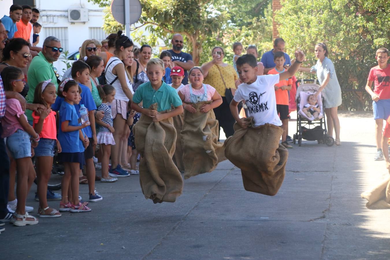 El popular barrio de 'San Roque' ha acogido, esta mañana, la primera jornada de su tradicional «velá». La cita ha comenzado con el despertar del barrio con repiques de campana y ha continuado con la tradicional ceremonia de la bendición de animales, los juegos infantiles, una gran tómbola y la fiesta de la espuma. 