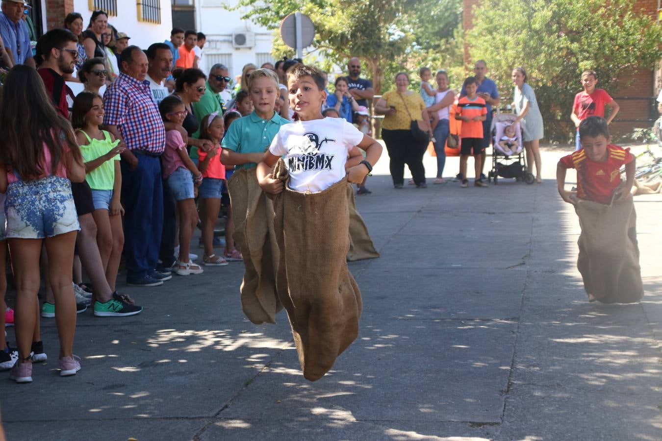 El popular barrio de 'San Roque' ha acogido, esta mañana, la primera jornada de su tradicional «velá». La cita ha comenzado con el despertar del barrio con repiques de campana y ha continuado con la tradicional ceremonia de la bendición de animales, los juegos infantiles, una gran tómbola y la fiesta de la espuma. 