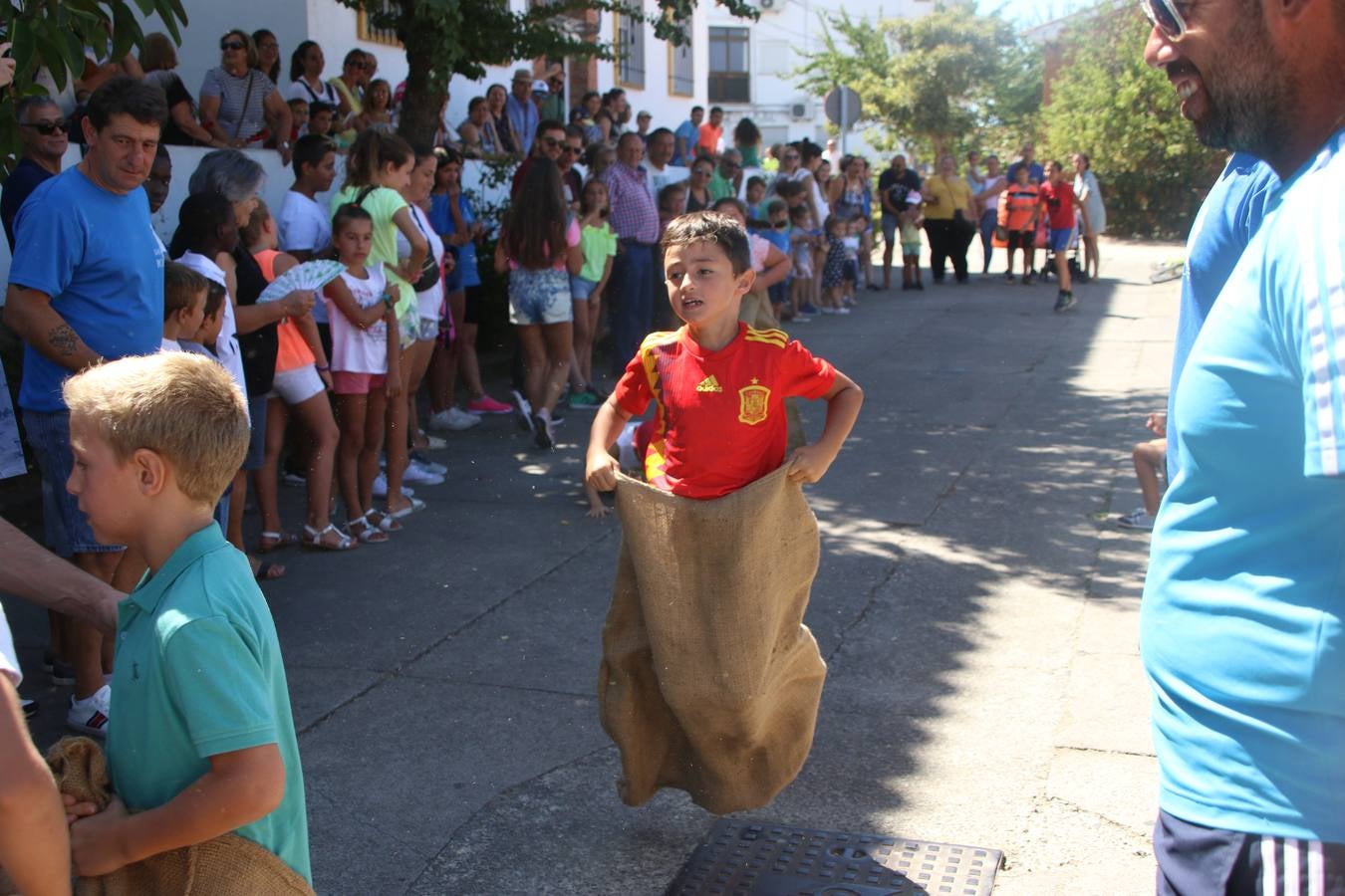El popular barrio de 'San Roque' ha acogido, esta mañana, la primera jornada de su tradicional «velá». La cita ha comenzado con el despertar del barrio con repiques de campana y ha continuado con la tradicional ceremonia de la bendición de animales, los juegos infantiles, una gran tómbola y la fiesta de la espuma. 