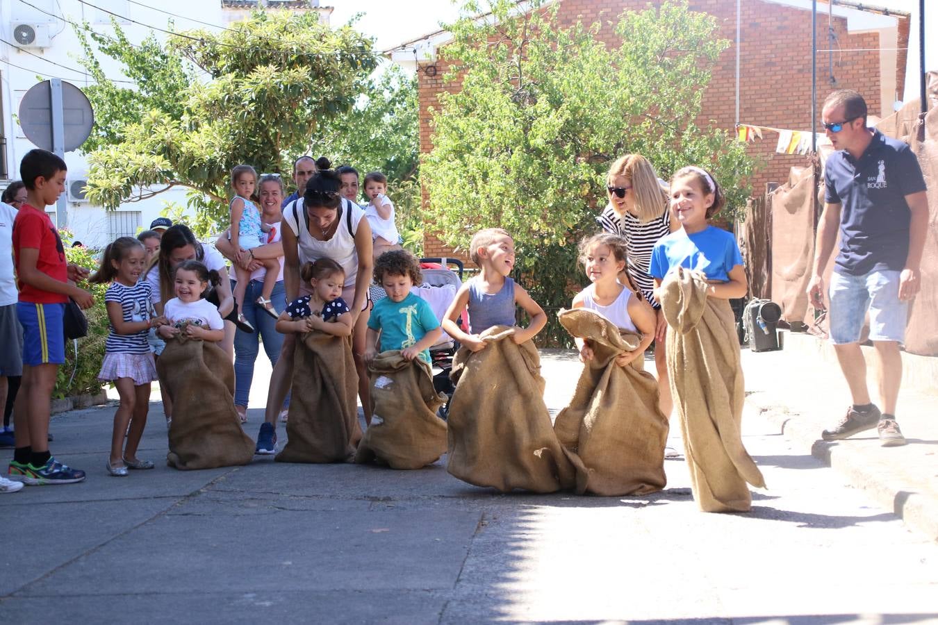 El popular barrio de 'San Roque' ha acogido, esta mañana, la primera jornada de su tradicional «velá». La cita ha comenzado con el despertar del barrio con repiques de campana y ha continuado con la tradicional ceremonia de la bendición de animales, los juegos infantiles, una gran tómbola y la fiesta de la espuma. 