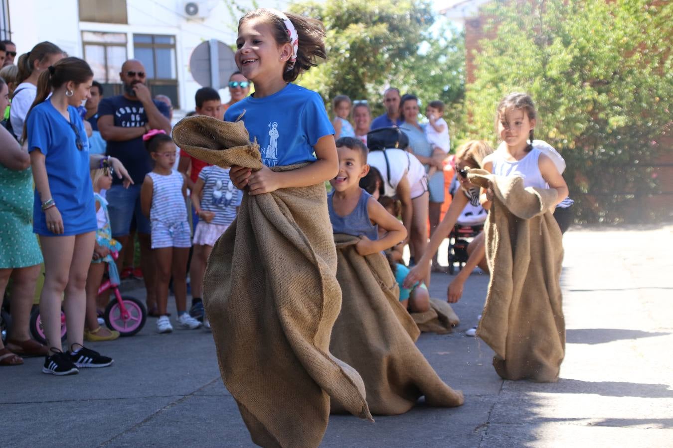 El popular barrio de 'San Roque' ha acogido, esta mañana, la primera jornada de su tradicional «velá». La cita ha comenzado con el despertar del barrio con repiques de campana y ha continuado con la tradicional ceremonia de la bendición de animales, los juegos infantiles, una gran tómbola y la fiesta de la espuma. 