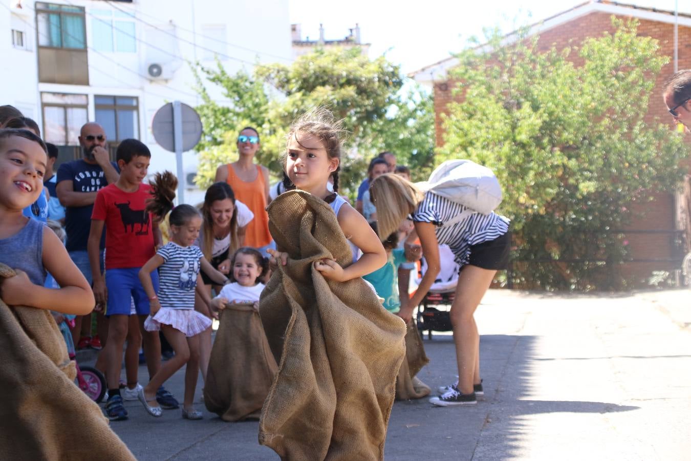 El popular barrio de 'San Roque' ha acogido, esta mañana, la primera jornada de su tradicional «velá». La cita ha comenzado con el despertar del barrio con repiques de campana y ha continuado con la tradicional ceremonia de la bendición de animales, los juegos infantiles, una gran tómbola y la fiesta de la espuma. 