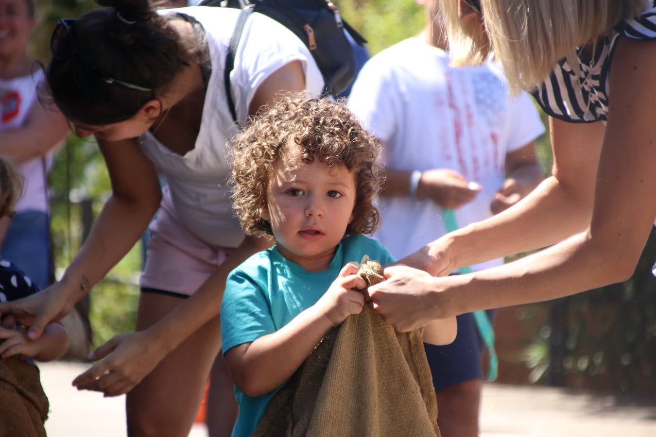 El popular barrio de 'San Roque' ha acogido, esta mañana, la primera jornada de su tradicional «velá». La cita ha comenzado con el despertar del barrio con repiques de campana y ha continuado con la tradicional ceremonia de la bendición de animales, los juegos infantiles, una gran tómbola y la fiesta de la espuma. 