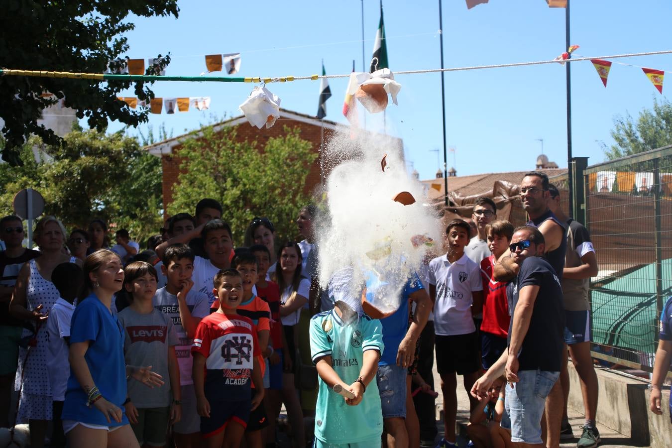 El popular barrio de 'San Roque' ha acogido, esta mañana, la primera jornada de su tradicional «velá». La cita ha comenzado con el despertar del barrio con repiques de campana y ha continuado con la tradicional ceremonia de la bendición de animales, los juegos infantiles, una gran tómbola y la fiesta de la espuma. 