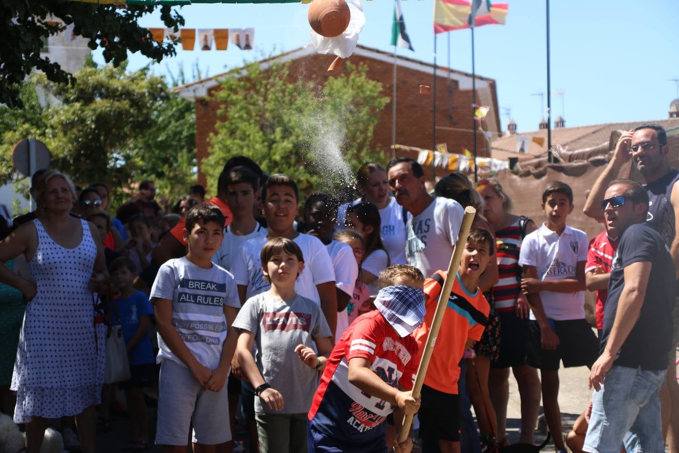 El popular barrio de 'San Roque' ha acogido, esta mañana, la primera jornada de su tradicional «velá». La cita ha comenzado con el despertar del barrio con repiques de campana y ha continuado con la tradicional ceremonia de la bendición de animales, los juegos infantiles, una gran tómbola y la fiesta de la espuma. 
