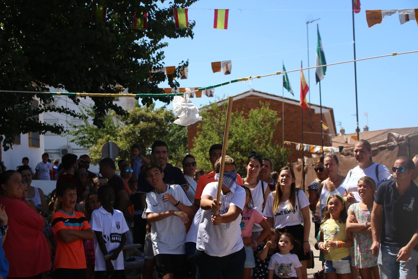 El popular barrio de 'San Roque' ha acogido, esta mañana, la primera jornada de su tradicional «velá». La cita ha comenzado con el despertar del barrio con repiques de campana y ha continuado con la tradicional ceremonia de la bendición de animales, los juegos infantiles, una gran tómbola y la fiesta de la espuma. 