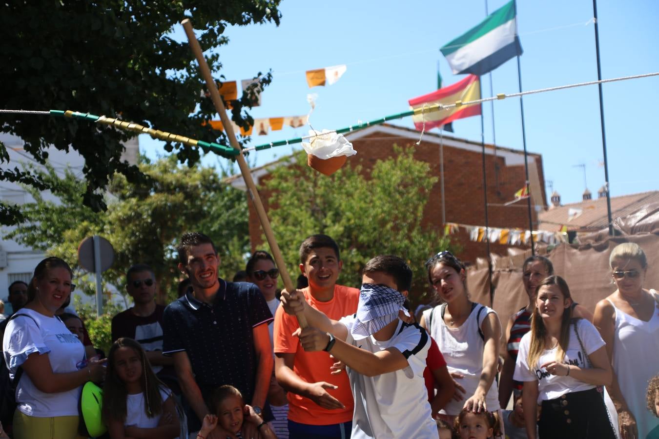El popular barrio de 'San Roque' ha acogido, esta mañana, la primera jornada de su tradicional «velá». La cita ha comenzado con el despertar del barrio con repiques de campana y ha continuado con la tradicional ceremonia de la bendición de animales, los juegos infantiles, una gran tómbola y la fiesta de la espuma. 