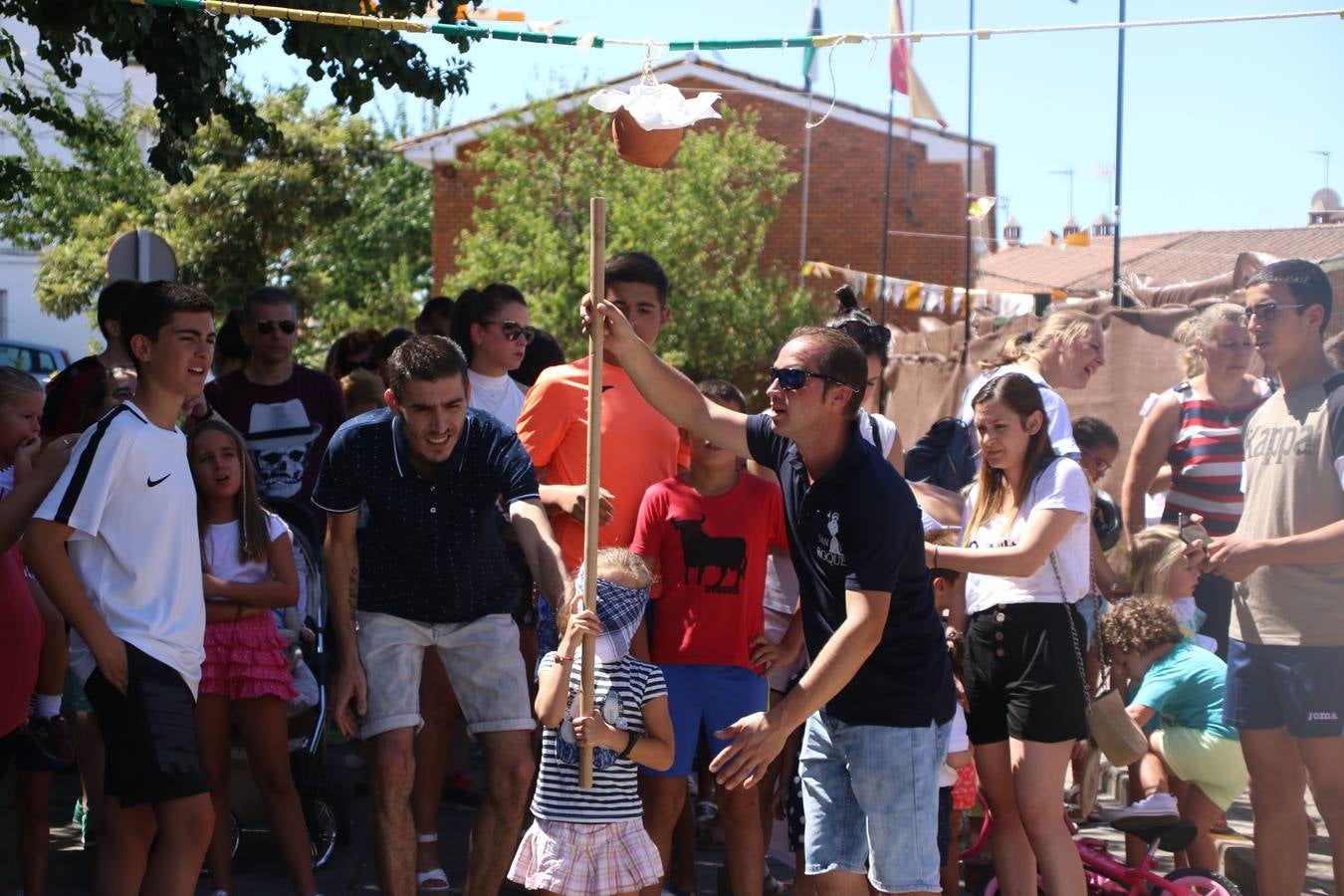 El popular barrio de 'San Roque' ha acogido, esta mañana, la primera jornada de su tradicional «velá». La cita ha comenzado con el despertar del barrio con repiques de campana y ha continuado con la tradicional ceremonia de la bendición de animales, los juegos infantiles, una gran tómbola y la fiesta de la espuma. 