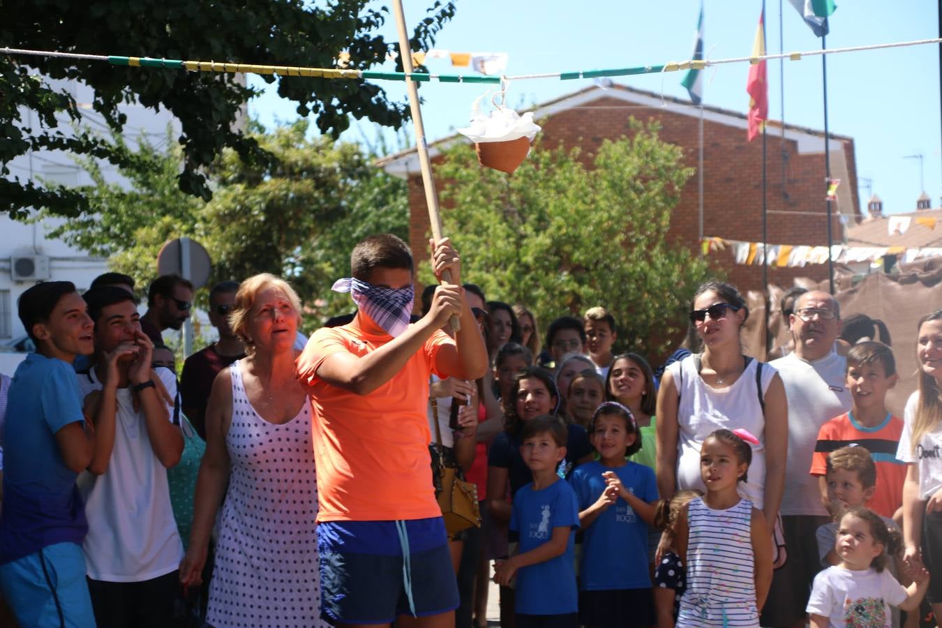 El popular barrio de 'San Roque' ha acogido, esta mañana, la primera jornada de su tradicional «velá». La cita ha comenzado con el despertar del barrio con repiques de campana y ha continuado con la tradicional ceremonia de la bendición de animales, los juegos infantiles, una gran tómbola y la fiesta de la espuma. 