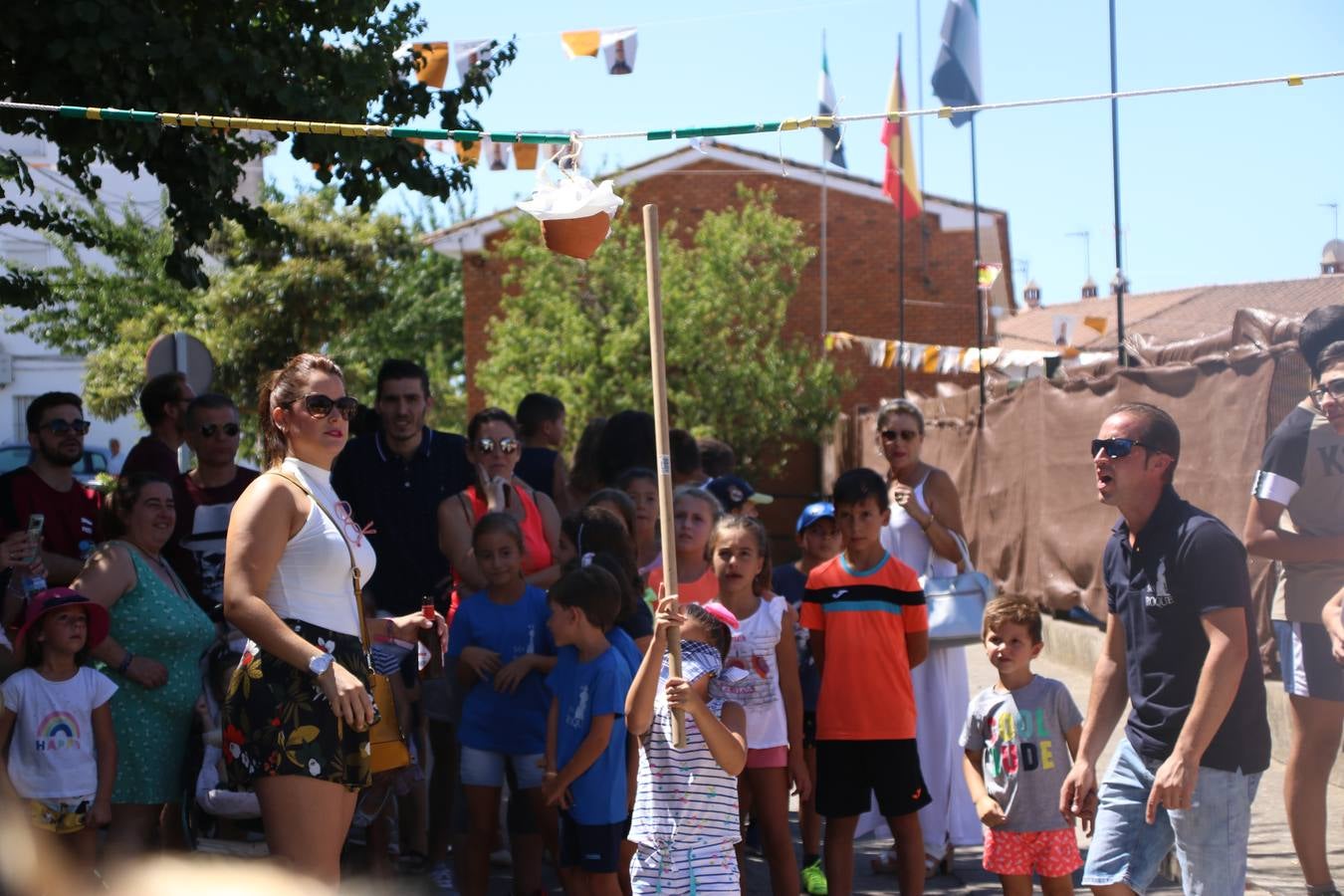 El popular barrio de 'San Roque' ha acogido, esta mañana, la primera jornada de su tradicional «velá». La cita ha comenzado con el despertar del barrio con repiques de campana y ha continuado con la tradicional ceremonia de la bendición de animales, los juegos infantiles, una gran tómbola y la fiesta de la espuma. 