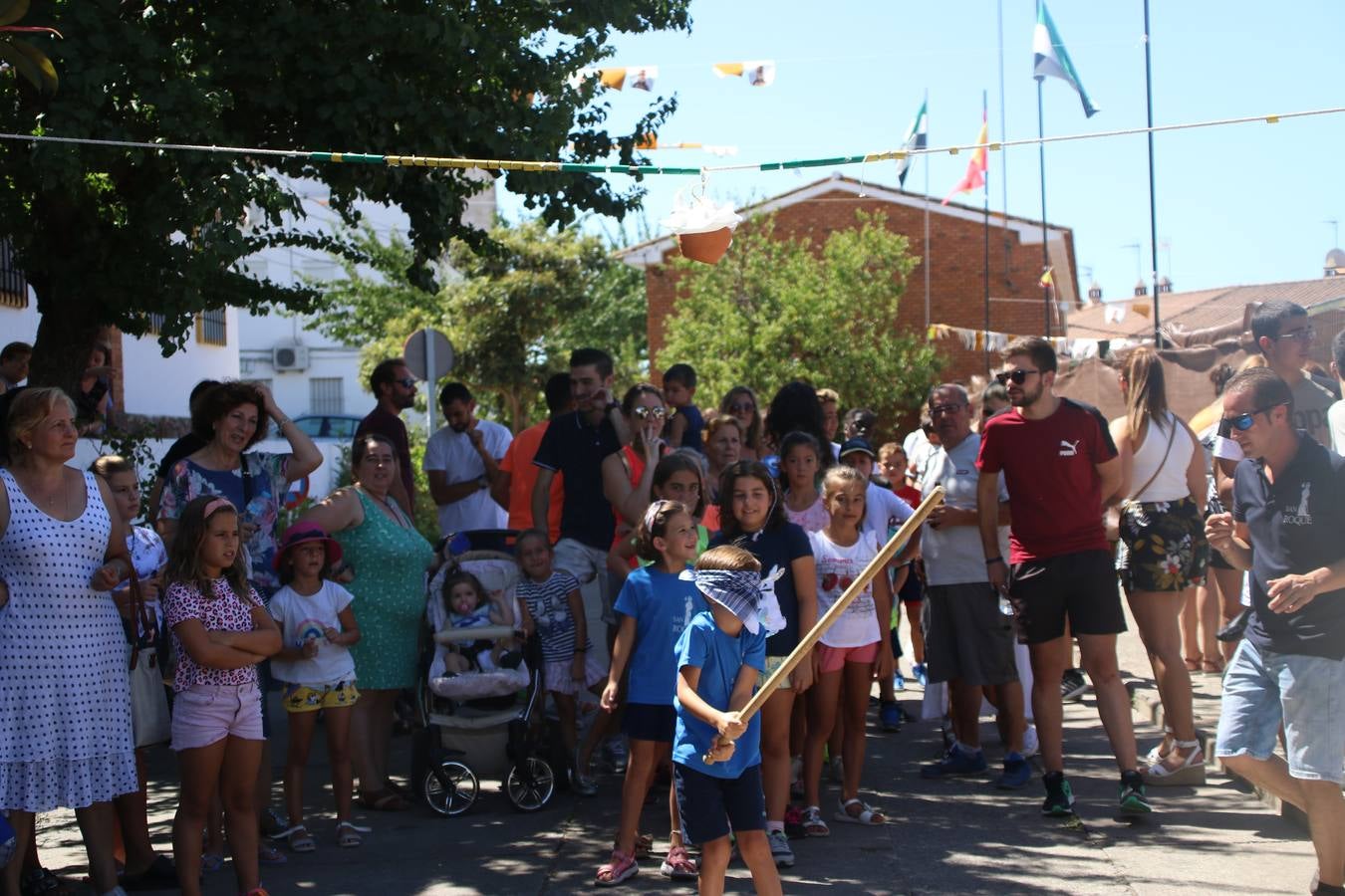 El popular barrio de 'San Roque' ha acogido, esta mañana, la primera jornada de su tradicional «velá». La cita ha comenzado con el despertar del barrio con repiques de campana y ha continuado con la tradicional ceremonia de la bendición de animales, los juegos infantiles, una gran tómbola y la fiesta de la espuma. 