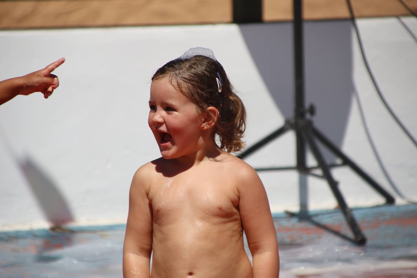 El popular barrio de 'San Roque' ha acogido, esta mañana, la primera jornada de su tradicional «velá». La cita ha comenzado con el despertar del barrio con repiques de campana y ha continuado con la tradicional ceremonia de la bendición de animales, los juegos infantiles, una gran tómbola y la fiesta de la espuma. 