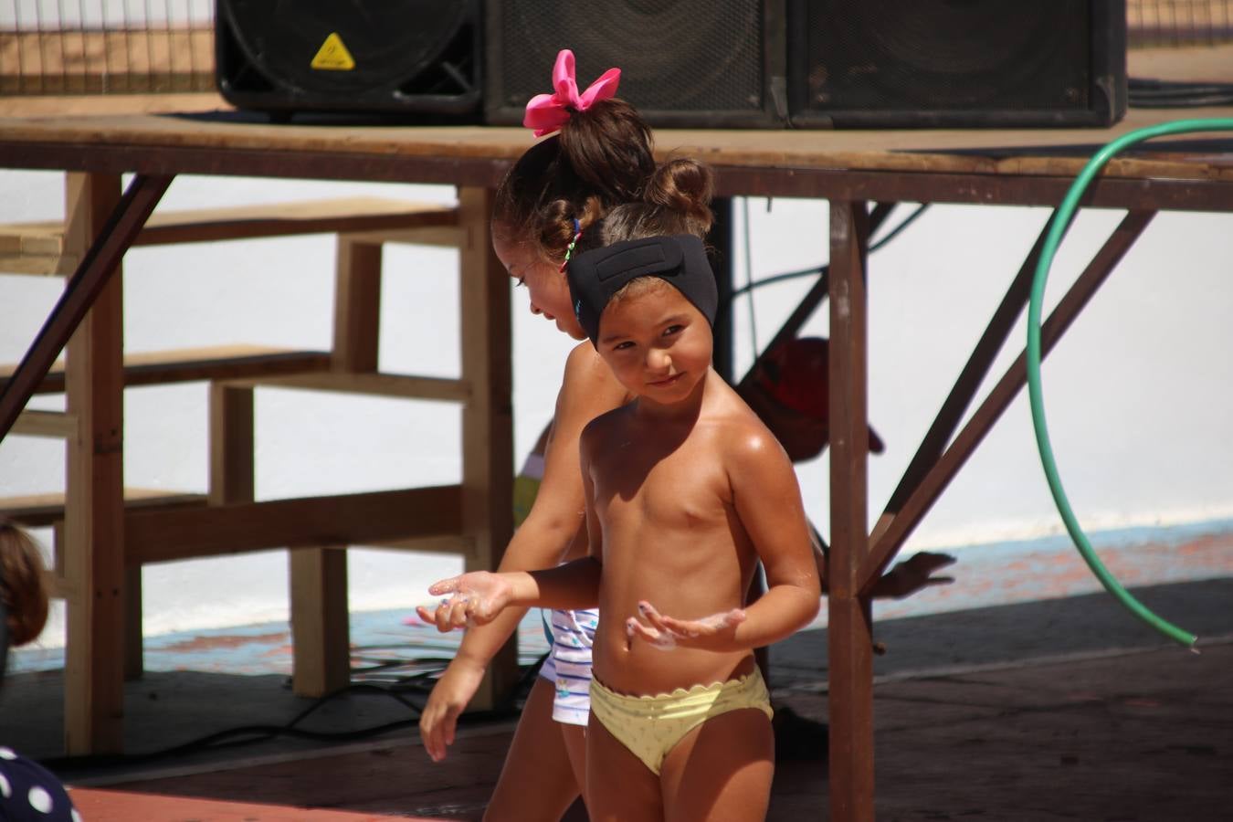 El popular barrio de 'San Roque' ha acogido, esta mañana, la primera jornada de su tradicional «velá». La cita ha comenzado con el despertar del barrio con repiques de campana y ha continuado con la tradicional ceremonia de la bendición de animales, los juegos infantiles, una gran tómbola y la fiesta de la espuma. 