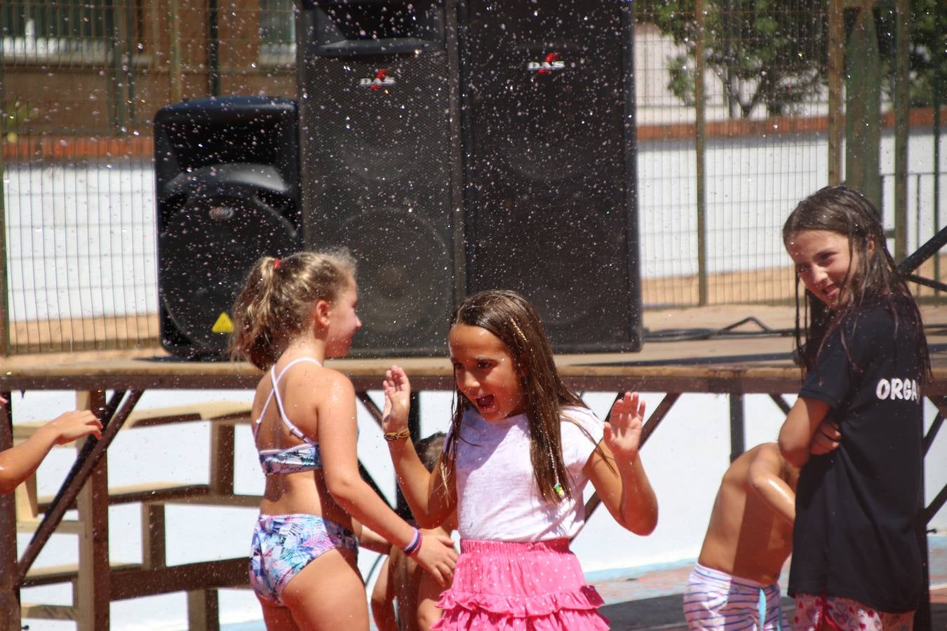 El popular barrio de 'San Roque' ha acogido, esta mañana, la primera jornada de su tradicional «velá». La cita ha comenzado con el despertar del barrio con repiques de campana y ha continuado con la tradicional ceremonia de la bendición de animales, los juegos infantiles, una gran tómbola y la fiesta de la espuma. 