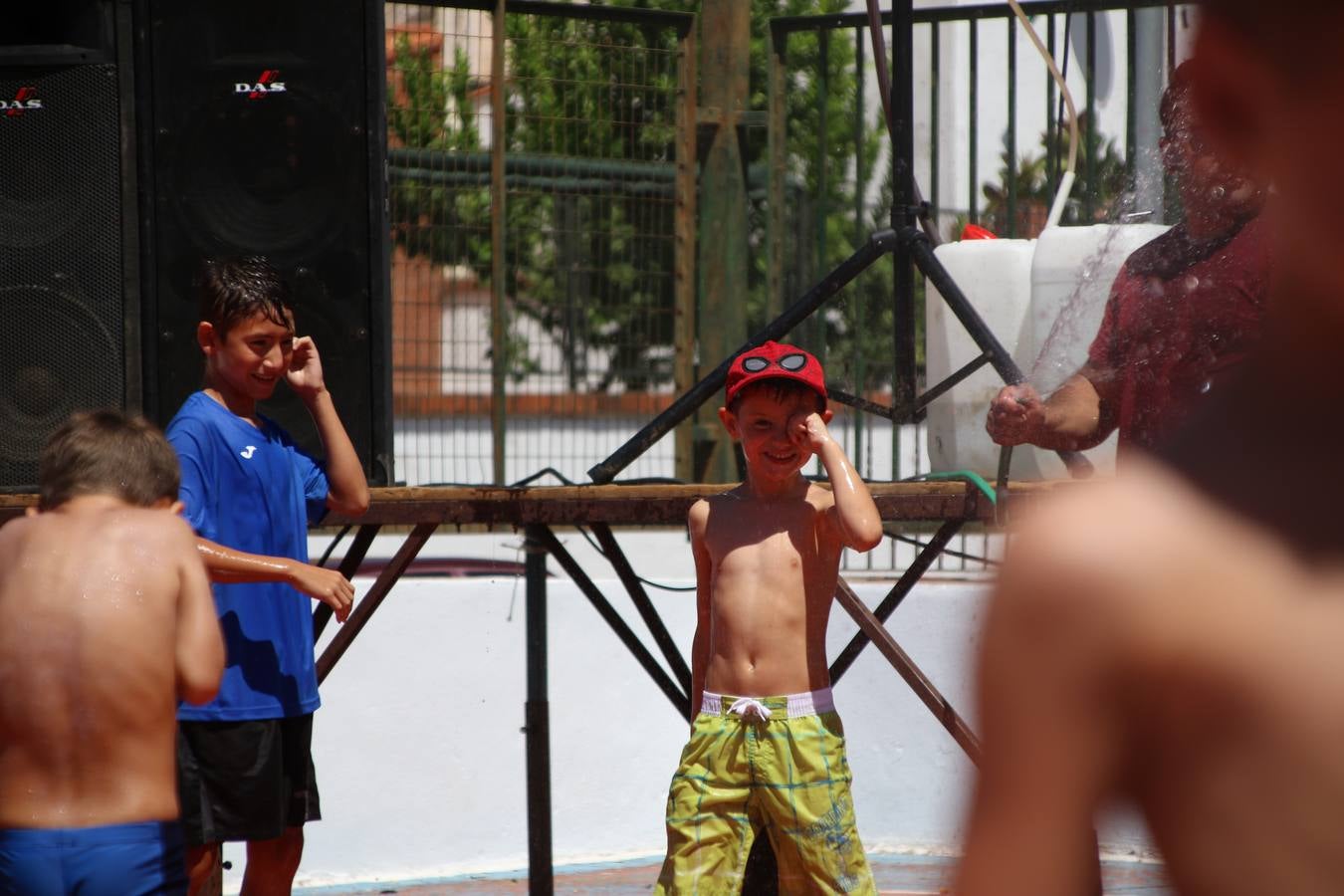 El popular barrio de 'San Roque' ha acogido, esta mañana, la primera jornada de su tradicional «velá». La cita ha comenzado con el despertar del barrio con repiques de campana y ha continuado con la tradicional ceremonia de la bendición de animales, los juegos infantiles, una gran tómbola y la fiesta de la espuma. 