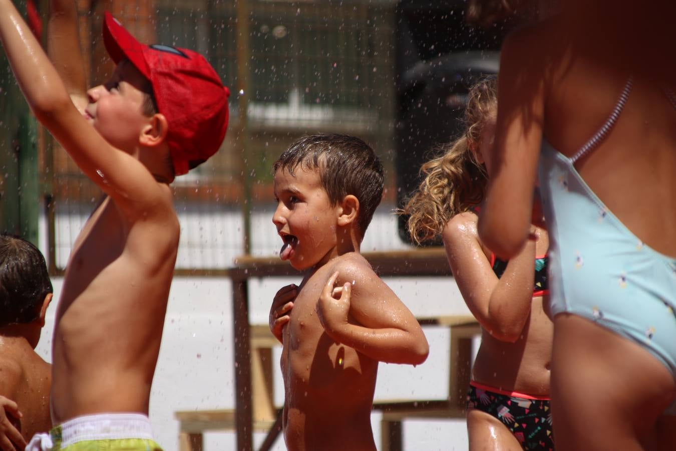 El popular barrio de 'San Roque' ha acogido, esta mañana, la primera jornada de su tradicional «velá». La cita ha comenzado con el despertar del barrio con repiques de campana y ha continuado con la tradicional ceremonia de la bendición de animales, los juegos infantiles, una gran tómbola y la fiesta de la espuma. 