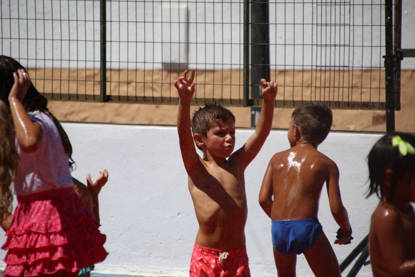 El popular barrio de 'San Roque' ha acogido, esta mañana, la primera jornada de su tradicional «velá». La cita ha comenzado con el despertar del barrio con repiques de campana y ha continuado con la tradicional ceremonia de la bendición de animales, los juegos infantiles, una gran tómbola y la fiesta de la espuma. 