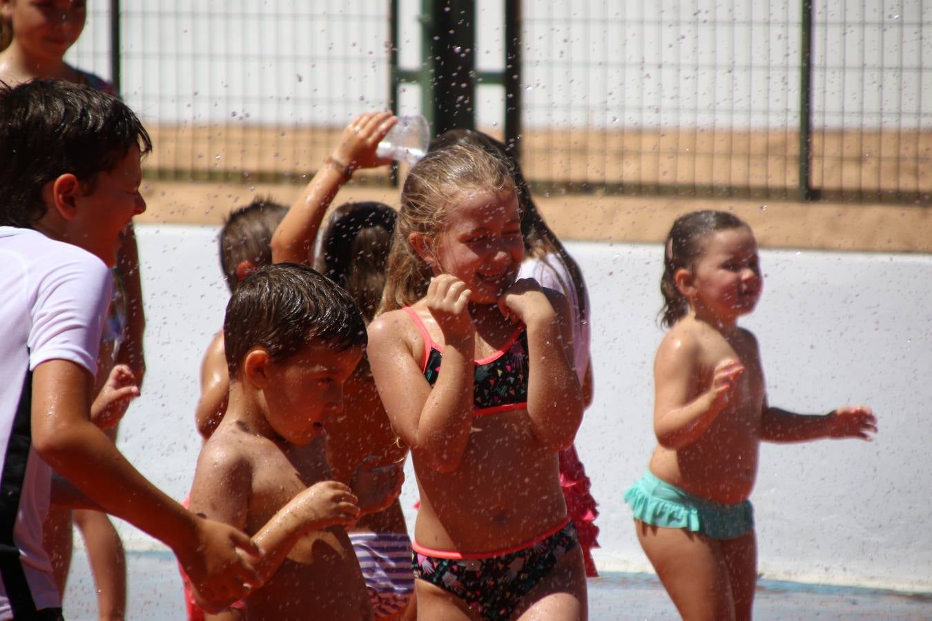 El popular barrio de 'San Roque' ha acogido, esta mañana, la primera jornada de su tradicional «velá». La cita ha comenzado con el despertar del barrio con repiques de campana y ha continuado con la tradicional ceremonia de la bendición de animales, los juegos infantiles, una gran tómbola y la fiesta de la espuma. 