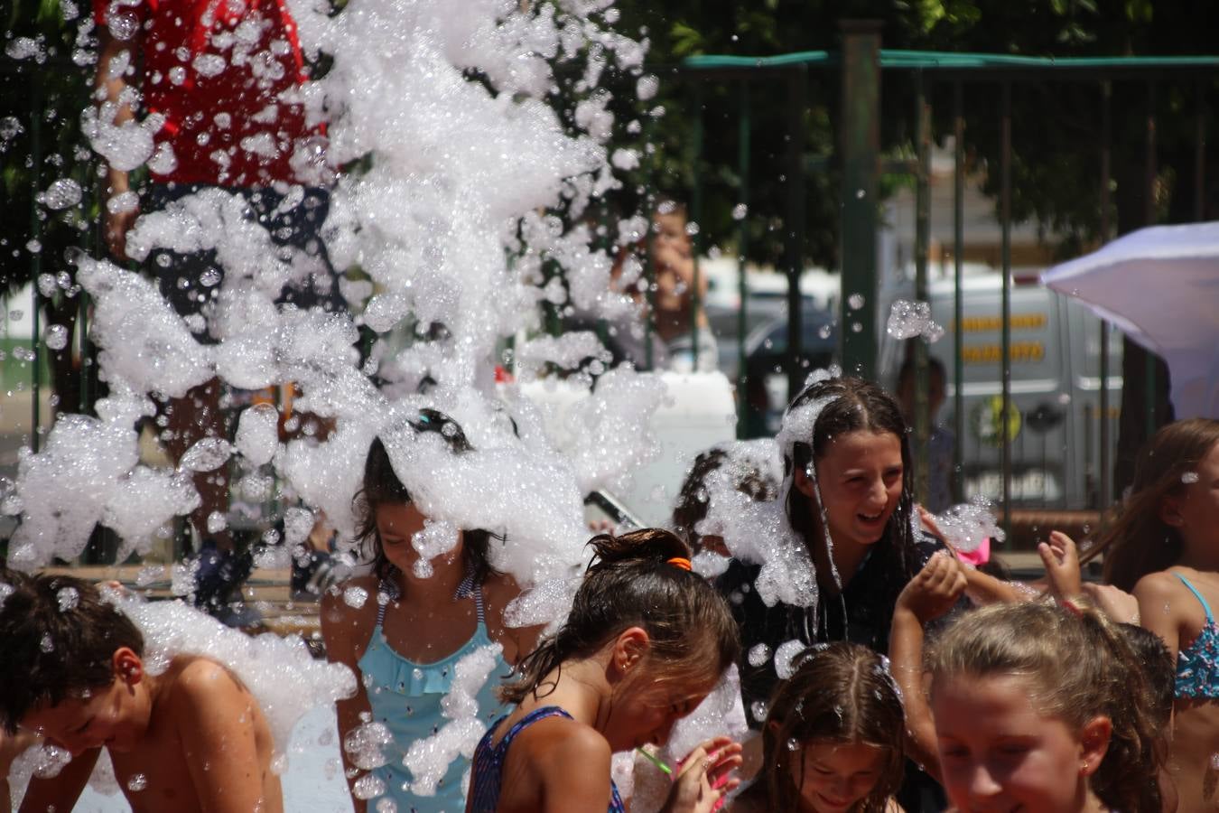 El popular barrio de 'San Roque' ha acogido, esta mañana, la primera jornada de su tradicional «velá». La cita ha comenzado con el despertar del barrio con repiques de campana y ha continuado con la tradicional ceremonia de la bendición de animales, los juegos infantiles, una gran tómbola y la fiesta de la espuma. 